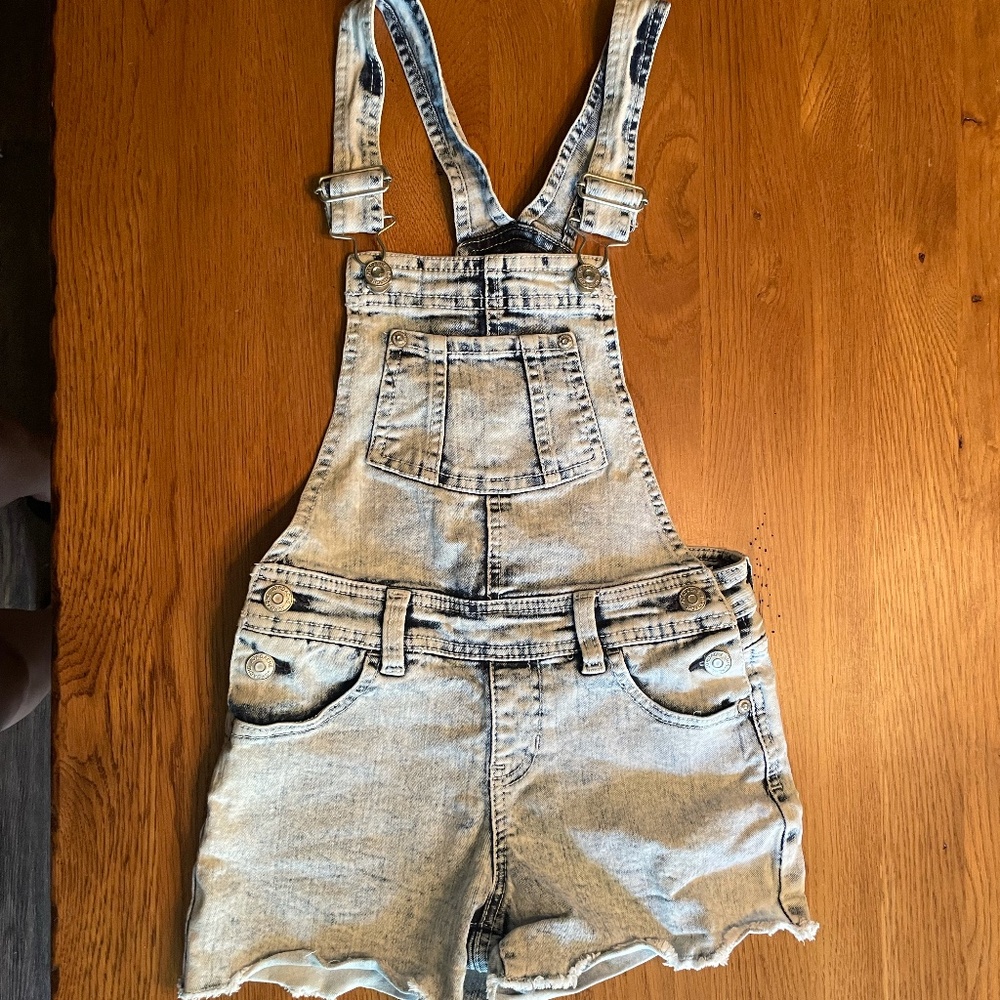 Girls Distressed Bib Overall Shorts. Jordache Size M (7-8)